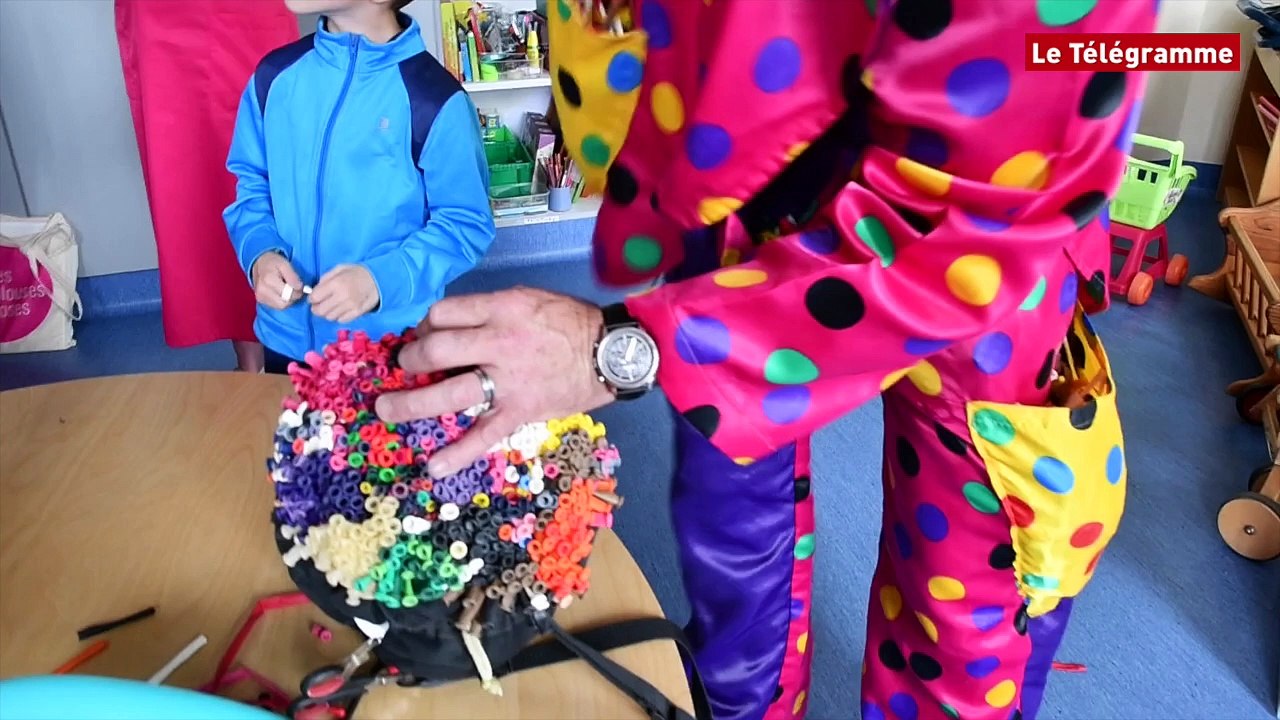 Hôpital de Morlaix. Un sculpteur sur ballons en pédiatrie