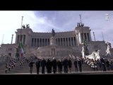 Roma - Mattarella depone una corona di alloro - Altare della Patria (02.06.17)