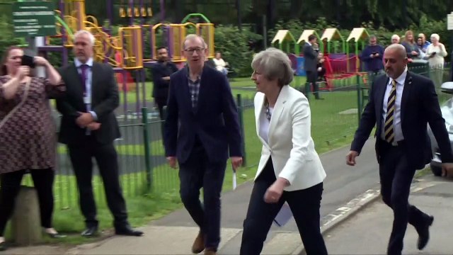 Conservadores de May lideram legislativas