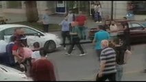 Sokak Ortasında Husumetli İki Ailenin Kavgası Kamerada