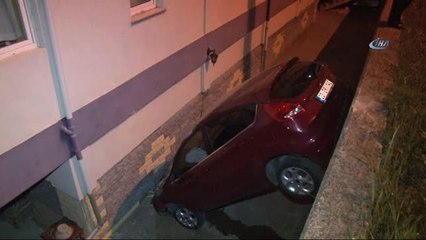 Acemi Kadın Sürücü Otomobil ile Apartmanın Bahçesine Düştü