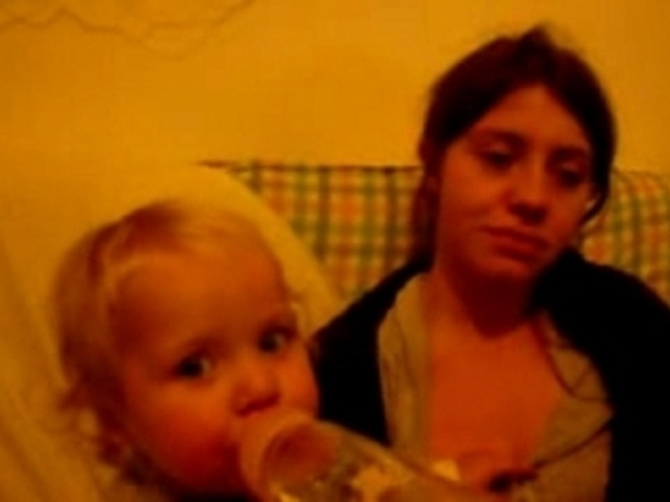 Aline-et_le_biberon