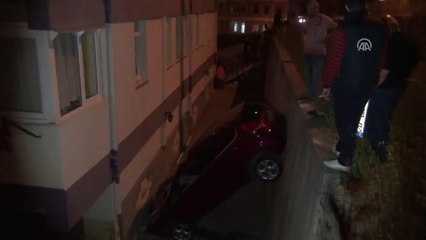 Apartmanın Bahçesine Düşen Otomobildeki Iki Kişi Yaralandı