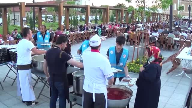 Vatandaşlar Ile Mülteciler Iyilik Sofrası Nda Buluştu