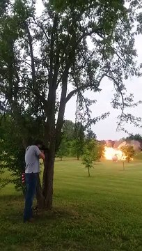 Il tire sur un frigo rempli d’explosifs… et ça a bien failli se retourner contre lui !