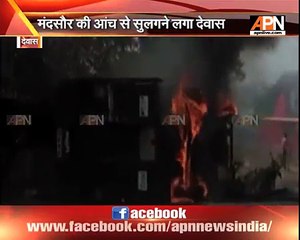 Madhya Pradesh:Farmers vandalise and burn vehicles in Dewas