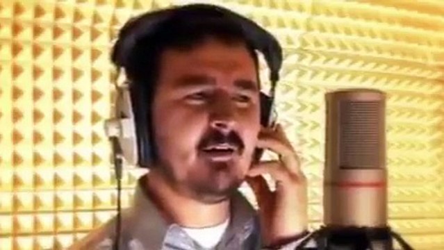 Cevizin Yaprağı Dal Arasında Güzeli Severler Bağ Arasında