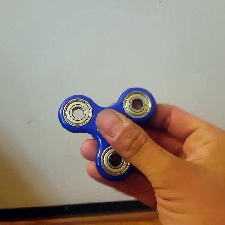 Quand tu fais du Hand spinner avec un couteau papillon... Chaud