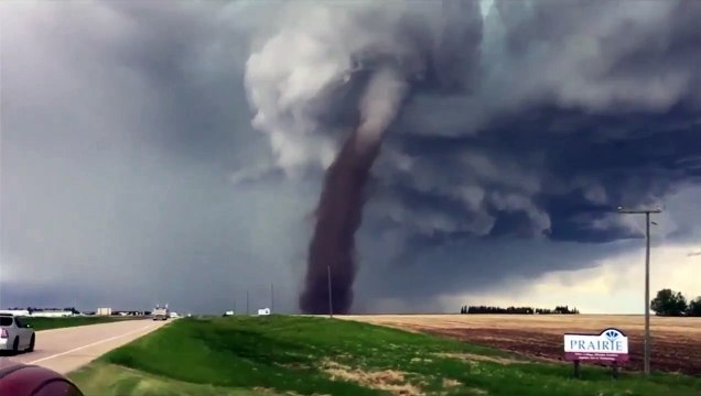Les image magnifiques et terrifiantes d'une tornade à Alberta - Canada