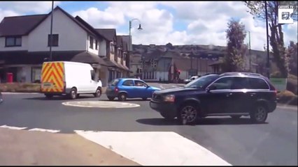 Cet automobiliste pense avoir évité le pire... Non non, ça arrive