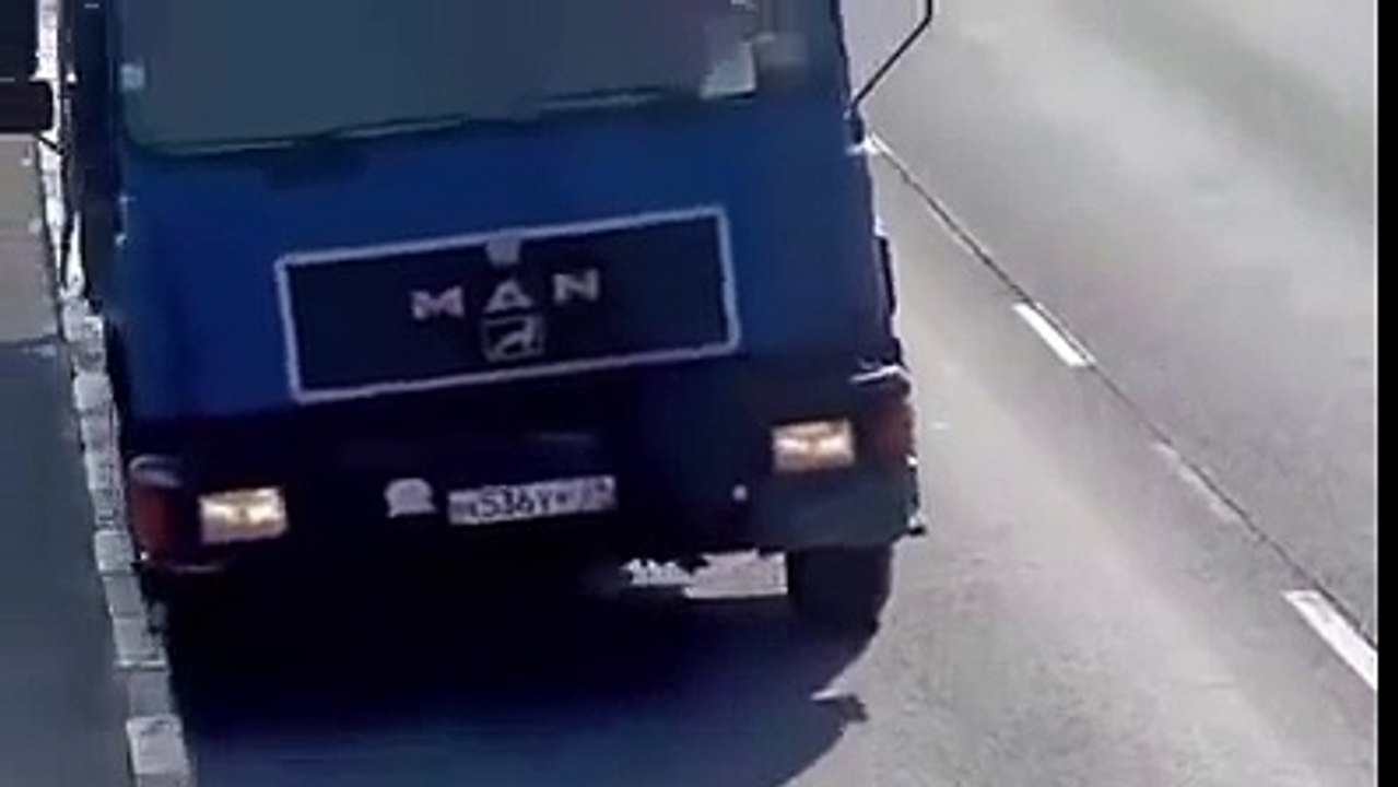 GESTO COMMOVENTE DI UN AUTOMOBILISTA