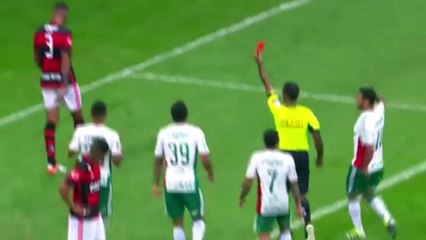 Interwencja sezonu obrońcy w lidze brazylijskiej. FLAMENG0 vs PALMElRAS