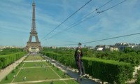 Siapa Berani Main Zip Line dari Menara Eiffel?