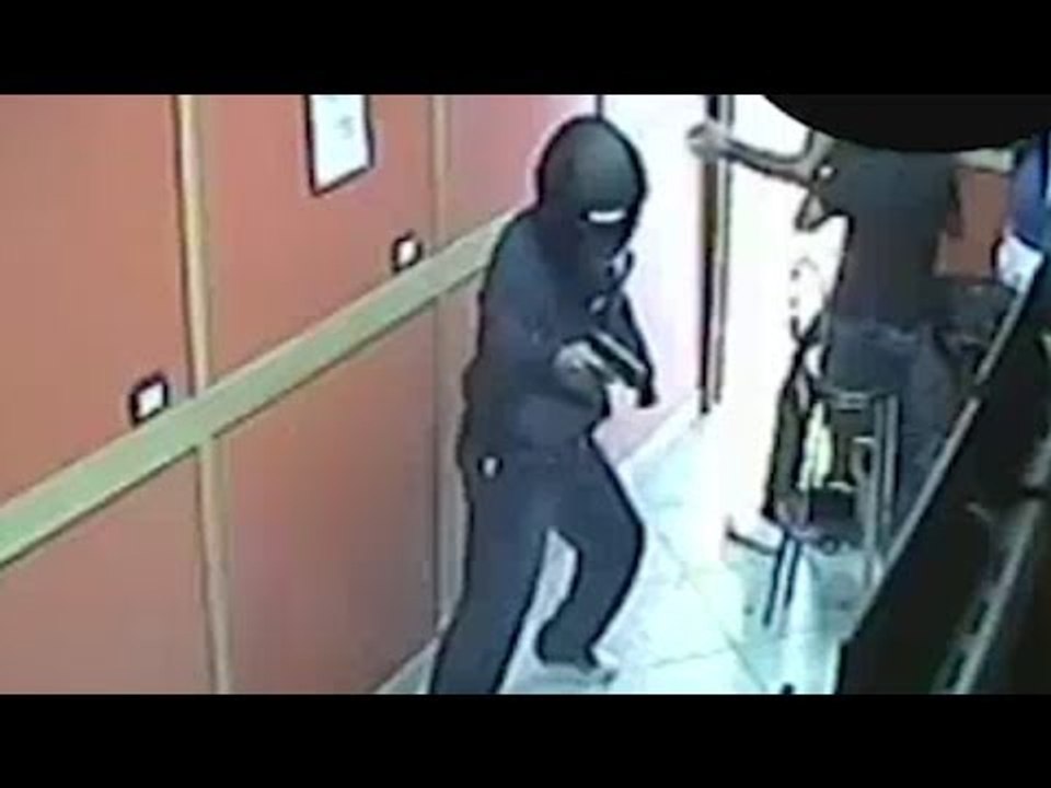 Napoli - Uccisi in una sala scommesse di Miano, due arresti (07.06.17)