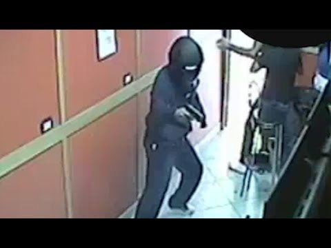 Napoli - Uccisi in una sala scommesse di Miano, due arresti (07.06.17)