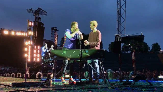 Chris Martin invite un fan à venir jouer sur scène