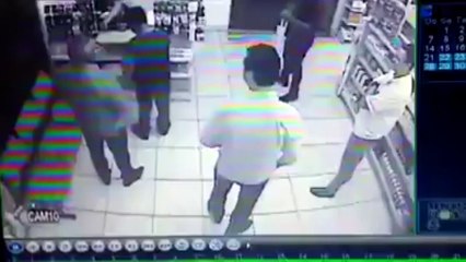 Un homme a la mauvaise idée de braquer une supérette où tous les clients sont armés (1)