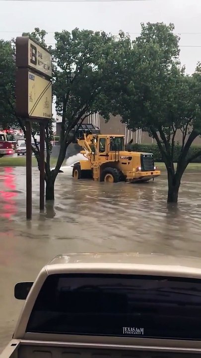 Le conducteur d’un chargeur sur pneus empêche lincendie dune voiture