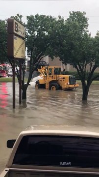 Le conducteur d’un chargeur sur pneus empêche lincendie dune voiture