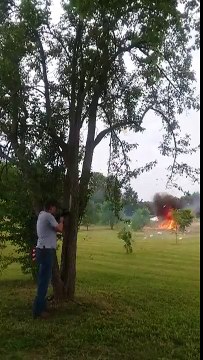 Il frôle la mort en tirant sur un réfrigérateur rempli d'explosifs