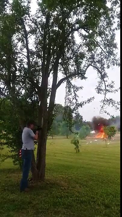 Il frôle la mort en tirant sur un réfrigérateur rempli d'explosifs