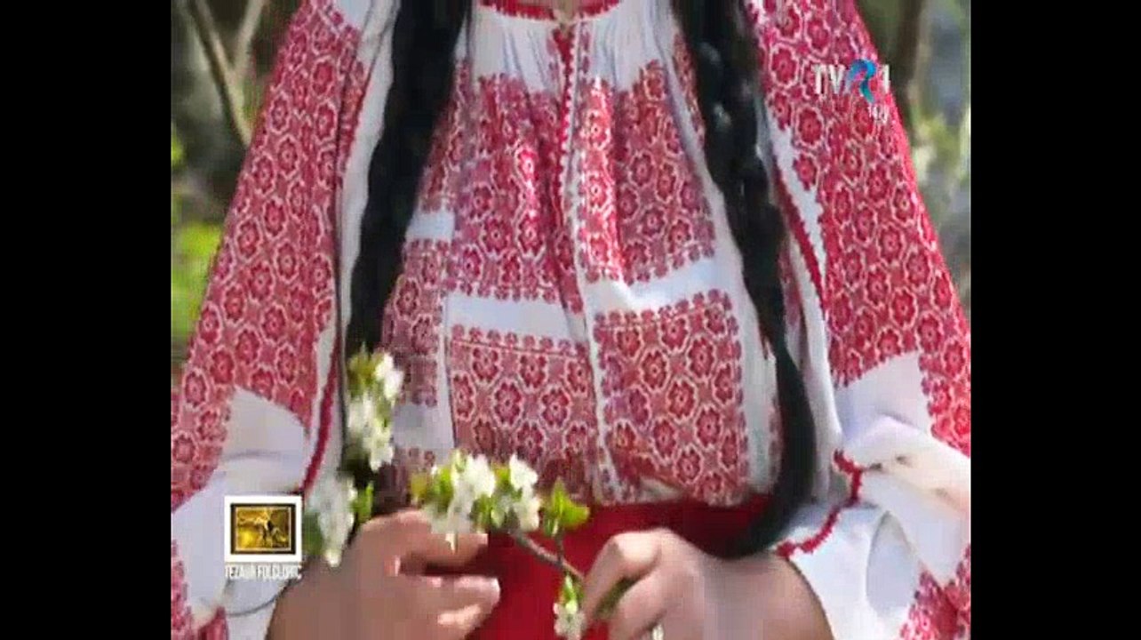 Adriana Deaconu - Cine trece pe campie (Tezaur folcloric - TVR 1 - 04.06.2017)