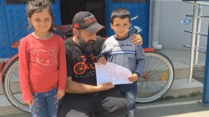 Takipçilerinden Gelen Yardımları Öğrencilere Dağıtıyor