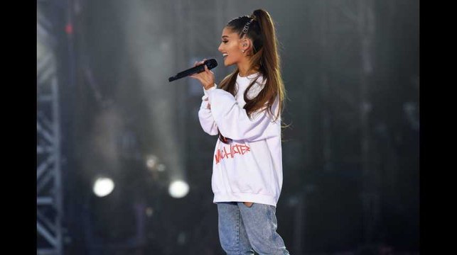 Attentat Manchester : Ariana Grande rend hommage aux victimes à Paris (vidéo)