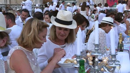 7000 dîneurs en blanc devant l'hôtel de ville de Paris
