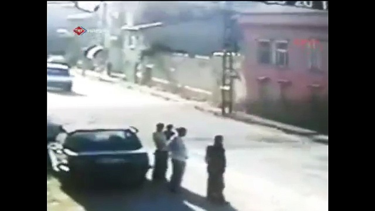 Araba Feci Şekilde Ezdi Ama.