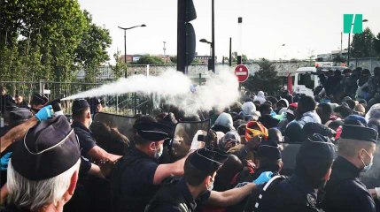 Les migrants repoussés par des gaz lacrymogènes devant le centre saturé de La Chapelle