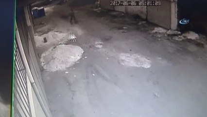 Bekçiyi Korkutup İş Yerini Soydular... O Anlar Güvenlik Kamerasında