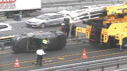 E-5'de Takla Atan Bir Araç Metrobüs Yoluna Girdi