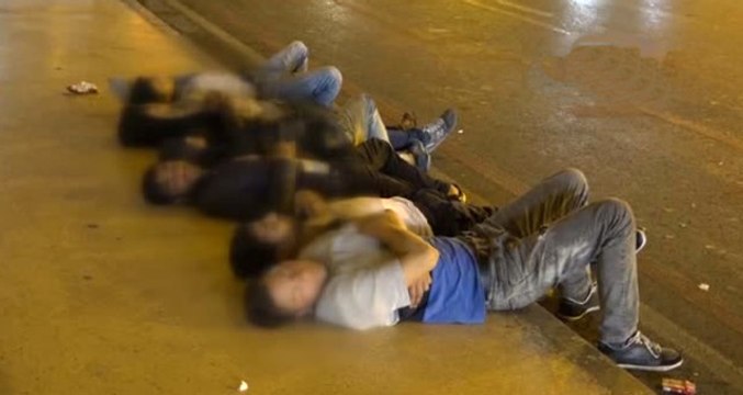 İstanbul'da Yine Bildik Manzara: 6 Genç Yan Yana Sızdılar