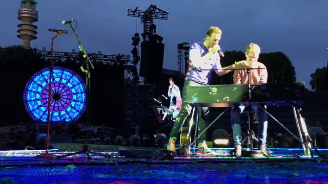 Chris Martin de Coldplay invite un fan à venir jouer sur scène !!
