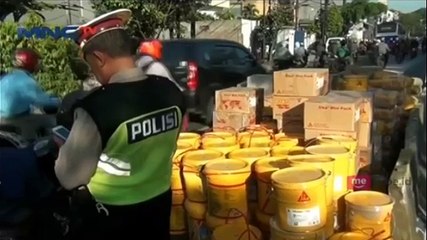 Truk Terguling Setelah Tabrak Separator Busway di Daan Mogot Jakarta Barat
