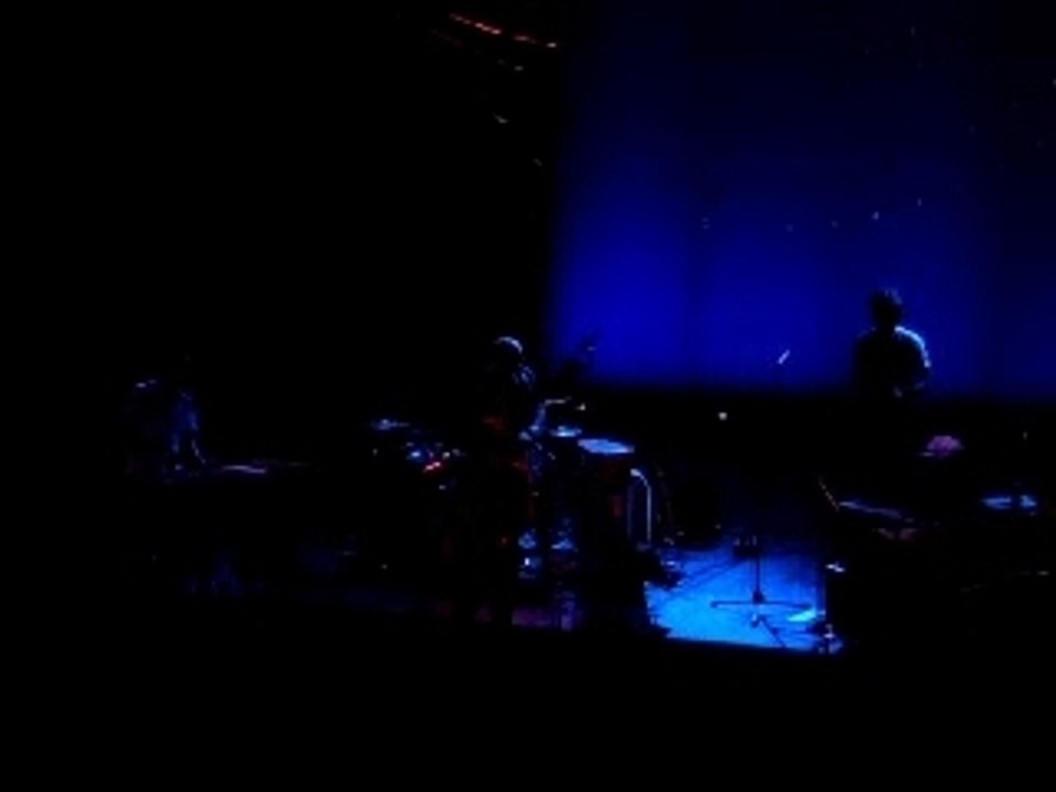 Feist - How My Heart Behaves (Live in Bordeaux)