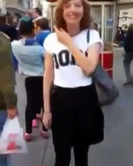 Pantolon indirme şakası yapan kız