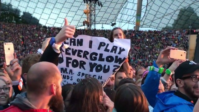 Un fan de Coldplay accompagne Chris Martin au piano devant 70 000 personnes (Berlin)