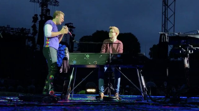 Concert de Coldplay à Berlin : Il accompagne Chris Martin au piano devant 70 000 spectateurs
