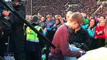 Un fan de Coldplay accompagne Chris Martin au piano devant 70 000 personnes Berlin