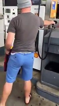 Ils découvrent un serpent dans une borne d’essence