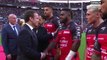 Des joueurs fidjiens s'agenouillent devant Emmanuel Macron