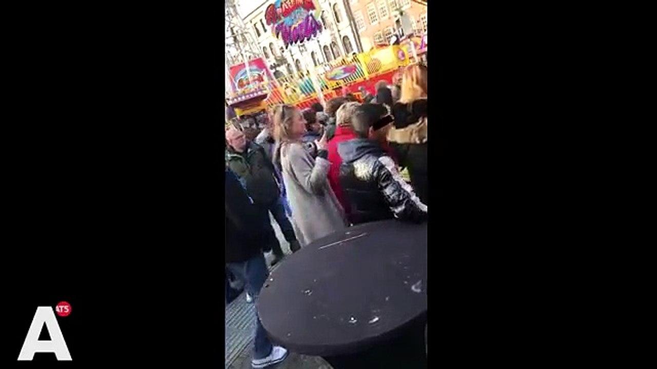 Ce pickpocket se fait repérer par des passants qui l'arrêtent au meilleur moment !