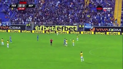 Bebeu cerveja atirada da bancada... e marcou o golo do empate
