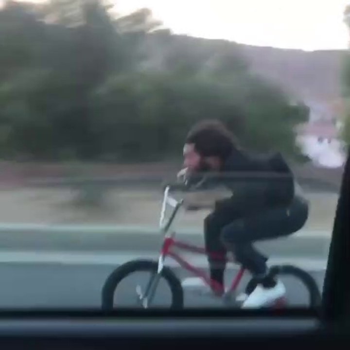 Ces riders en BMX roulent à plus de 80km/h... Taré