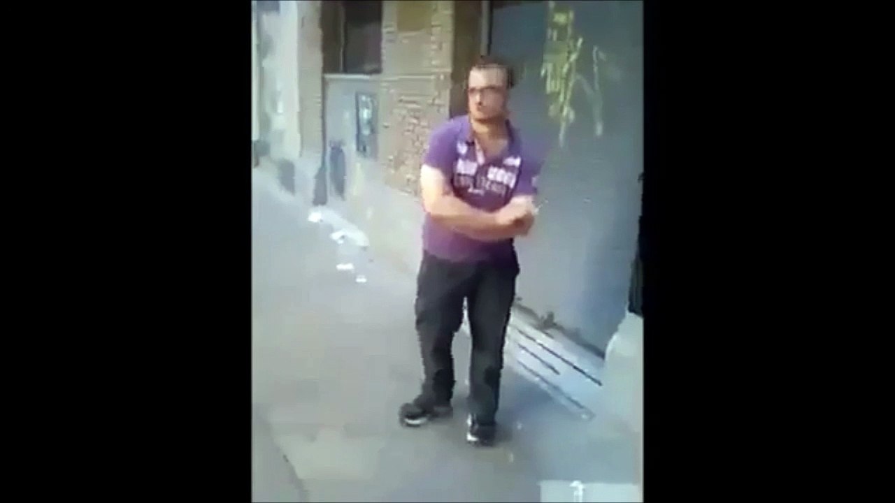 Ce gars s'en prend à une poubelle et la poubelle se venge