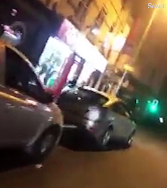 Arabada dinledikleri son ses müziğe sokaktaki herkes eşlik ederse ne olur?