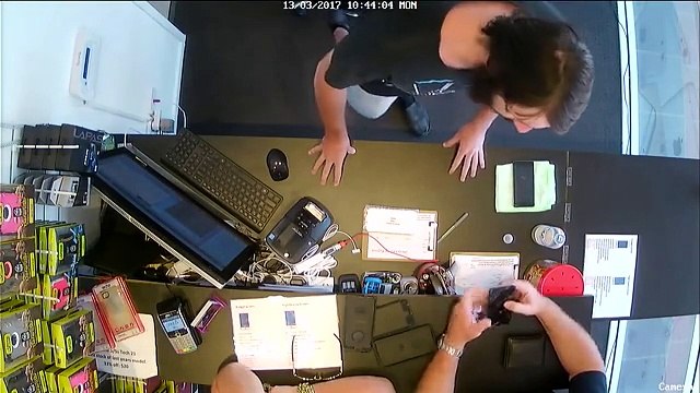 Zakaila je dvije plastine kese iznad vrata Kada vidite razlog uradit ete isto