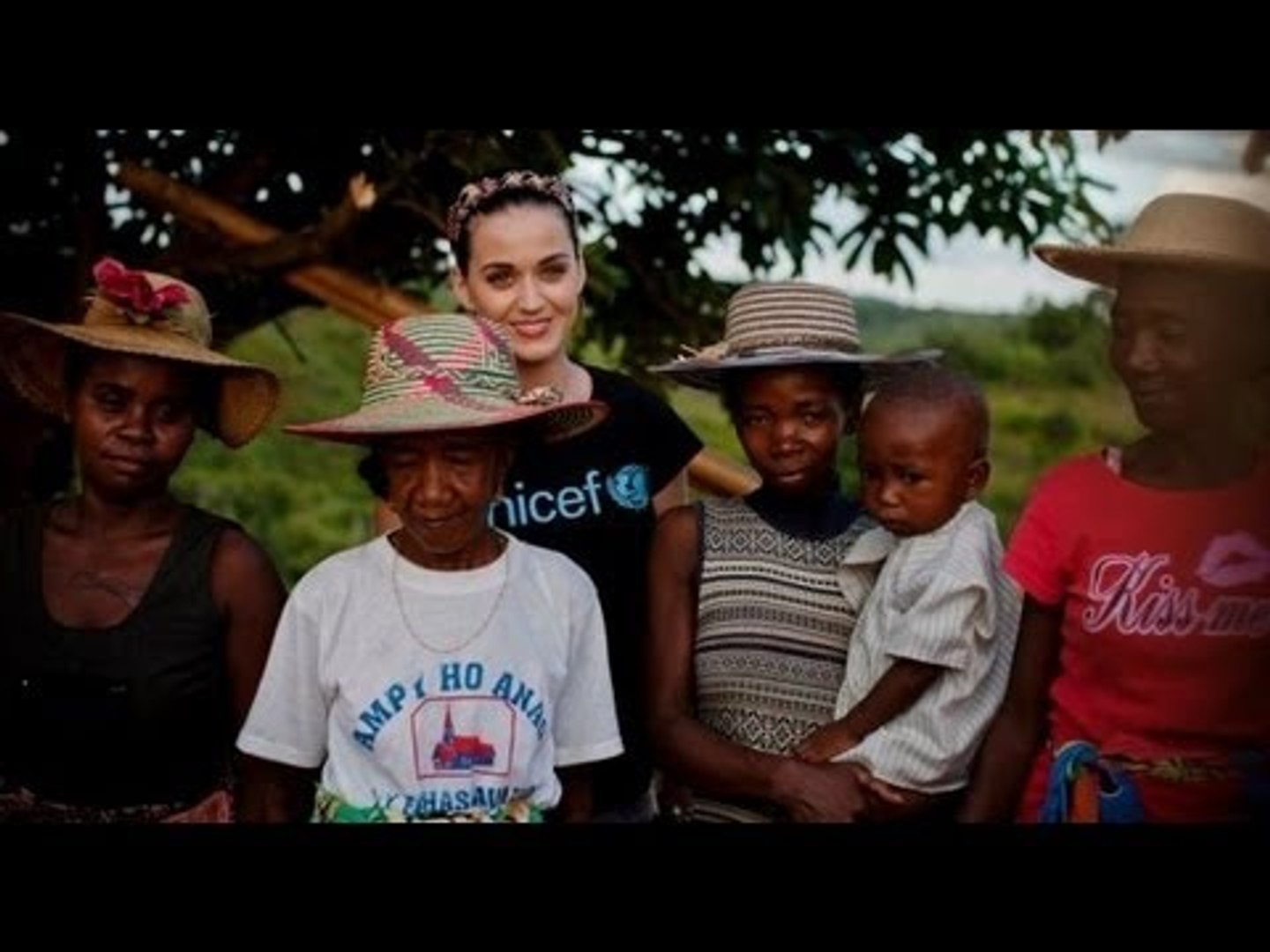 ⁣Katy Perry viaja con Unicef a Madagascar //Katy Perry visit poor communities